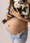 Babybauch-Shooting im Fotostudio in Rostock
