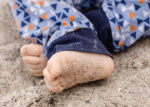 Baby-Füßchen im Sand - Outdoor Babyfotografie bei Rostock von Fotografin Jenny Schuster